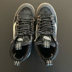Van’s Off the Wall MTE Women’s size 8